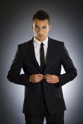 деловой парень, красивый мужчина, молодой человек, строгий костюм