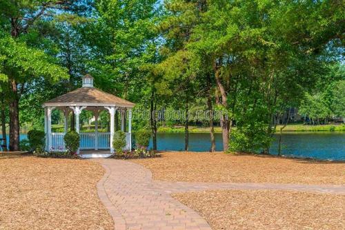 арка ,цветы в вазе ,небо ,гора ,терраса ,дерево ,тропинка , озеро