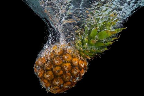 ананас ,фрукт ,вода ,пузыри ,черный фон 