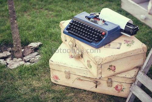 печатная машинка, чемоданы, трава, клавиатура