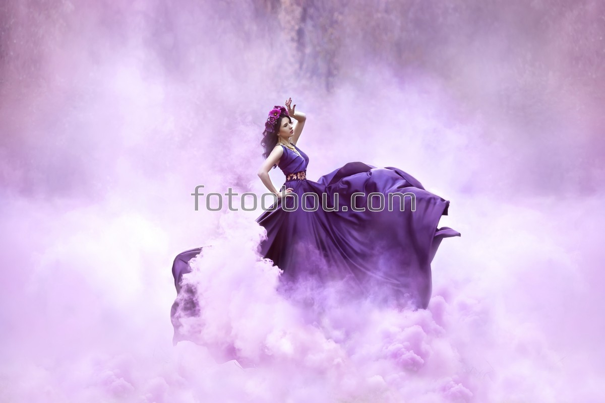 Девушка в сиреневом тумане
